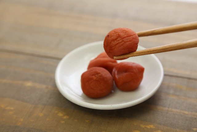 お弁当に梅干しで傷み予防、ただ入れるだけでは効果がない!?